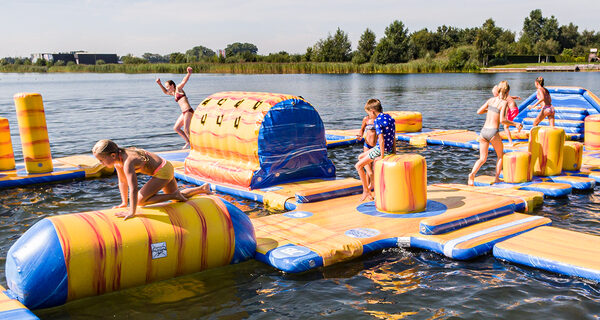 Acquistare un parco acquatico gonfiabile modulare in diverse misure e modelli