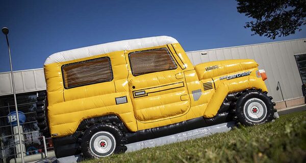 Castello gonfiabile Toyota Land Cruiser Autobedrijf van der Linde personalizzato realizzato con la tua identità aziendale presso JB Gonfiabili Italia. Ordina online castello gonfiabile personalizzati di tutte le forme e dimensioni