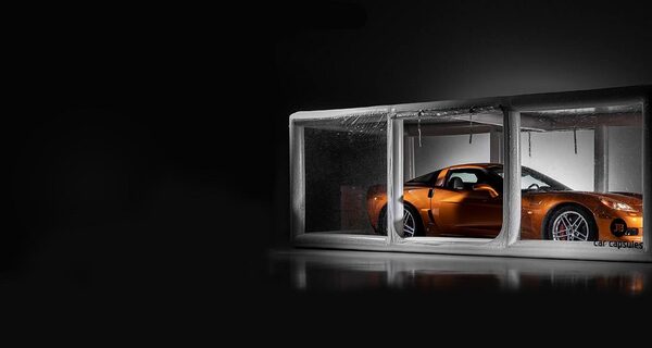 Banner de cápsula de coche con coche en cápsula.