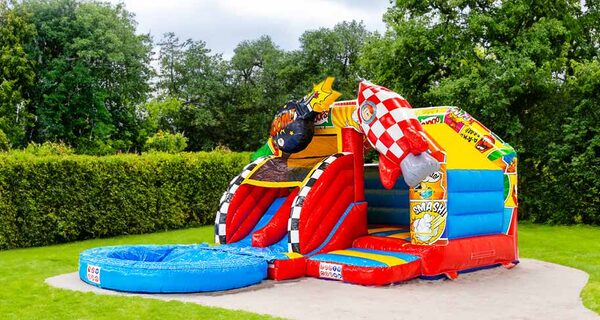 Banner per l'articolo del blog sui castelli gonfiabili con doppio scivolo