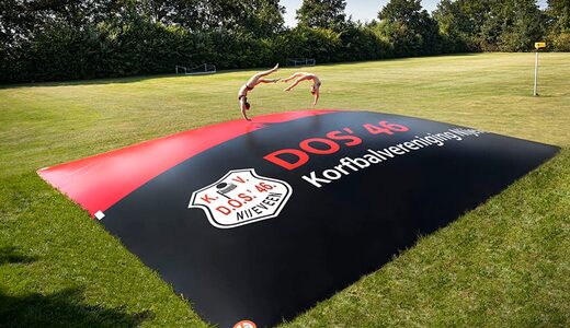 Acquista airmountain gonfiabile su misura in tema di associazione. Ordina ora gli airmountain gonfiabili online su JB Gonfiabili Italia