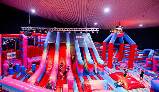 Parco di trampolini gonfiabili Bounce Valley Eindhoven in rosa e blu online presso JB-Gonfiabili