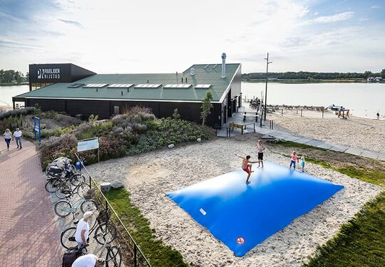 Airmountain blu gonfiabile realizzato su misura presso JB Gonfiabili Italia ; specialista in articoli pubblicitari gonfiabili come airmountains personalizzati