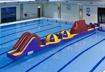 Spettacolare percorso ad ostacoli gonfiabile lungo 17 metri di avventura mega run XL con vari oggetti emozionanti per i bambini. Ordina ora le attrazioni acquatiche gonfiabili online su JB Gonfiabili Italia