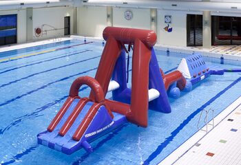 Ordina doppio percorso ad ostacoli per piscina gonfiabile con due pareti da arrampicata, un oggetto per l'equilibrio, una torre altalena e uno scivolo per bambini. Acquista ora i percorsi ad ostacoli gonfiabili online su JB Gonfiabili Italia