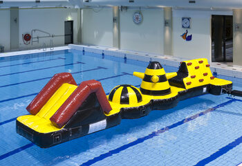 Piscina gonfiabile Adventure Run con ostacoli impegnativi per grandi e piccini. Ordina ora i giochi gonfiabili in piscina online su JB Gonfiabili Italia