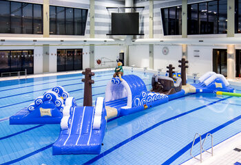 Ordina il doppio percorso ad ostacoli gonfiabile della piscina dei pirati di 16 metri di lunghezza in un design unico con divertenti oggetti 3D e non meno di 2 scivoli per i bambini. Acquista ora i percorsi ad ostacoli gonfiabili online su JB Gonfiabili Italia