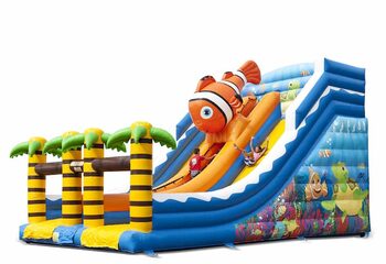 Scivolo gonfiabile a tema mondo marino con simpatiche figure 3D e stampe colorate per bambini. Ordina ora gli scivoli gonfiabili online su JB Gonfiabili Italia