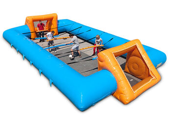 Ordina un calcio balilla gonfiabile blu arancione con un sistema di scorrimento unico per i bambini. Acquista calcio balilla gonfiabile ora online su JB Inflatables Netherlands