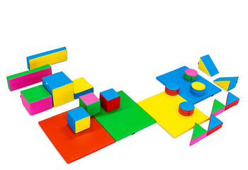 Grande set di softplay con blocchi colorati a tema standard per giocare
