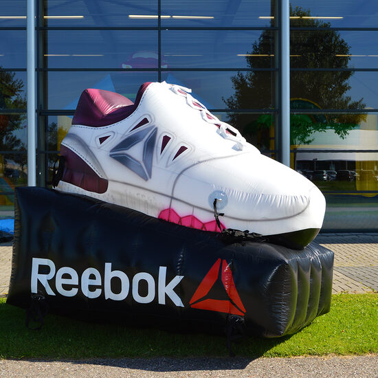 Ordina l'ingrandimento del prodotto Reebok Shoes grande gonfiabile. Ottieni ora gli ingrandimenti dei tuoi prodotti gonfiabili online su JB Gonfiabili Italia