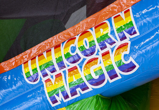 Acquistare un saltarello multiattività gonfiabile con tetto, ostacoli e scivolo con il tema unicorno
