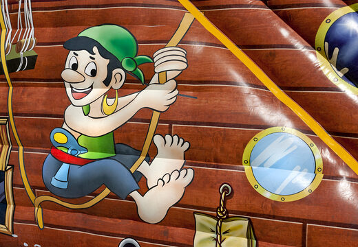 Acquista uno scivolo gonfiabile extra largo nel tema del mondo dei pirati con ostacoli 3D per i bambini. Ordina ora gli scivoli gonfiabili online su JB Gonfiabili Italia