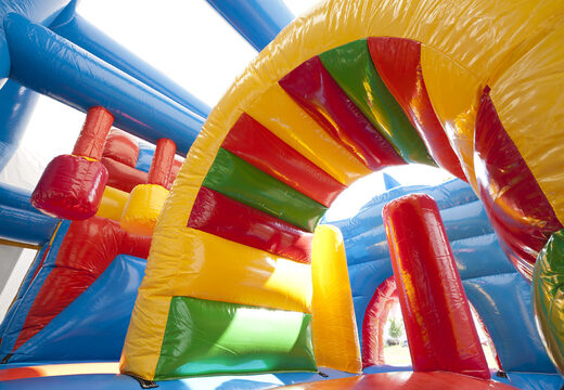 Acquistare un saltarello multiattività gonfiabile con tetto, ostacoli e scivolo con il tema squalo