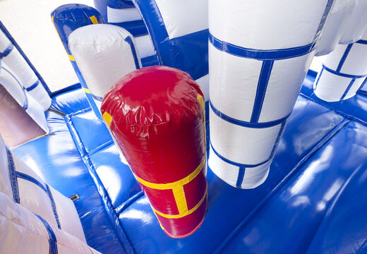 Acquistare un saltarello multiattività gonfiabile con tetto, ostacoli e scivolo con il tema castello