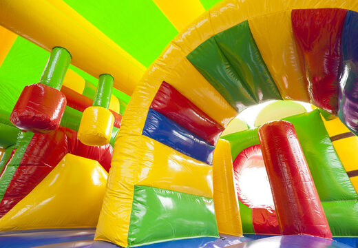 Acquistare un saltarello multiattività gonfiabile con tetto, ostacoli e scivolo con il tema coccodrillo