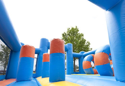 Scivolo multifunzionale unico a tema pesce pagliaccio con piscina per bambini, impressionante oggetto 3D, colori freschi e gli ostacoli 3D per i bambini. Acquista ora gli scivoli gonfiabili online su JB Gonfiabili Italia