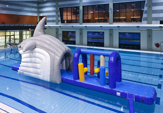 Spectaculaire Obstakel Run in thema haai met uitdagende obstakel objecten bestellen voor zowel jong als oud. Koop opblaasbare zwembadspelen nu online bij JB Inflatables Nederland 