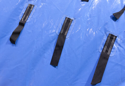 Percorso ad ostacoli d'acqua con due pareti di arrampicata, un oggetto per l'equilibrio, una torre a pendolo e uno scivolo per grandi e piccini. Acquista ora i percorsi ad ostacoli per piscine gonfiabili online su JB Gonfiabili Italia