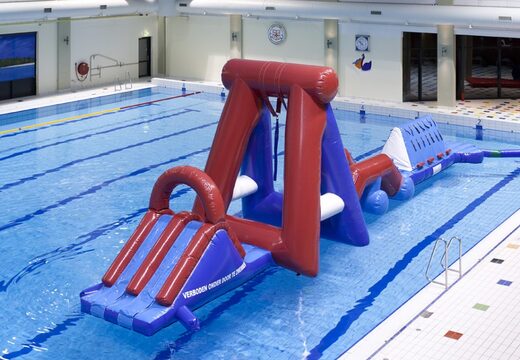 Ordina doppio percorso ad ostacoli per piscina gonfiabile con due pareti da arrampicata, un oggetto per l'equilibrio, una torre altalena e uno scivolo per bambini. Acquista ora i percorsi ad ostacoli gonfiabili online su JB Gonfiabili Italia