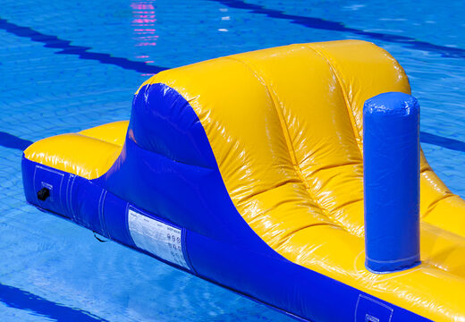 Ordina un lungo corso d'assalto gonfiabile con balene con divertenti ostacoli 3D per grandi e piccini. Acquista ora i percorsi ad ostacoli gonfiabili online su JB Gonfiabili Italia