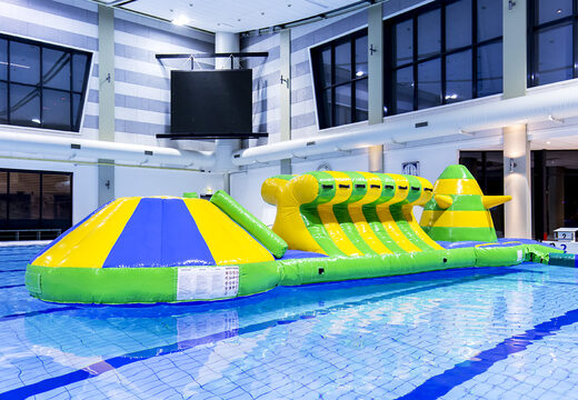 Piscina gonfiabile Adventure Run verde/blu di 10 m con ostacoli impegnativi e scivolo rotondo per grandi e piccini. Ordina ora i giochi gonfiabili in piscina online su JB Gonfiabili Italia