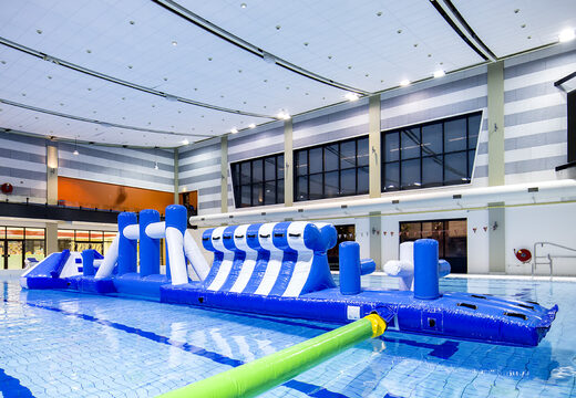 Piscina gonfiabile di 16 m blu/bianca con oggetti divertenti e scivolo tondo per grandi e piccini. Ordina ora i giochi gonfiabili in piscina online su JB Gonfiabili Italia