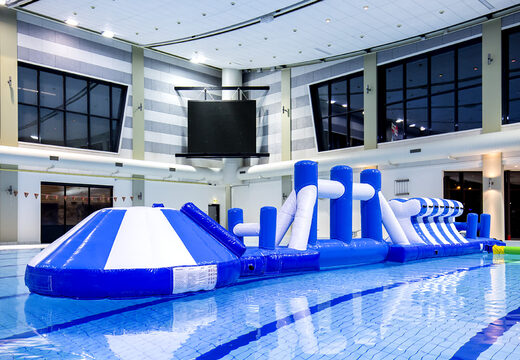 Piscina gonfiabile Adventure Run blu/bianca di 16 m con ostacoli impegnativi e scivolo rotondo per grandi e piccini. Ordina ora i giochi gonfiabili in piscina online su JB Gonfiabili Italia