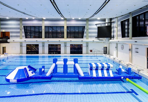 Scivolo avventura in piscina corsa blu/bianco 16 m con ostacoli impegnativi e scivolo rotondo per grandi e piccini. Acquista ora le attrazioni acquatiche gonfiabili online su JB Gonfiabili Italia