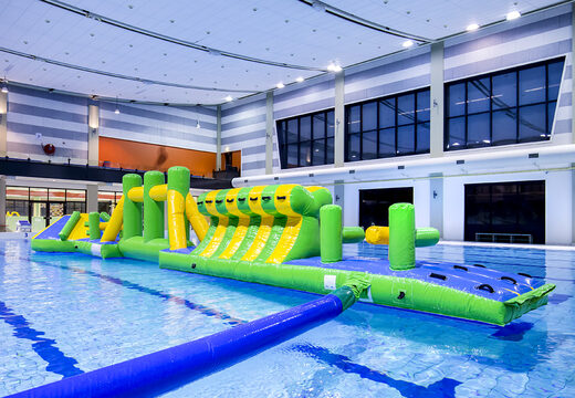 Piscina gonfiabile Adventure Run verde/blu di 16 m con ostacoli impegnativi e scivolo rotondo per grandi e piccini. Ordina ora i giochi gonfiabili in piscina online su JB Gonfiabili Italia