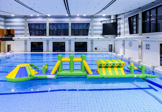 Scivolo avventura in piscina verde/blu 16 m con ostacoli impegnativi e scivolo rotondo per grandi e piccini. Acquista ora le attrazioni acquatiche gonfiabili online su JB Gonfiabili Italia