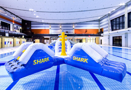 Ordina un percorso a ostacoli con doppia corsa per capelli per grandi e piccini. Acquista ora i percorsi ad ostacoli per piscine gonfiabili online su JB Gonfiabili Italia