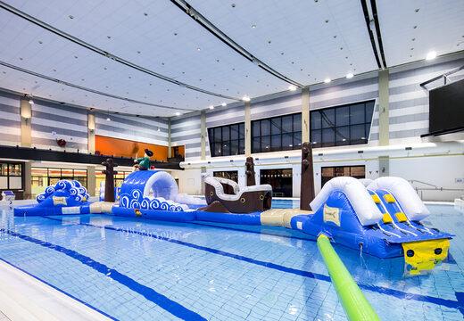 Acquista un esclusivo percorso a ostacoli gonfiabile con doppia corsa dei pirati per grandi e piccini. Ordina ora i giochi gonfiabili in piscina online su JB Gonfiabili Italia