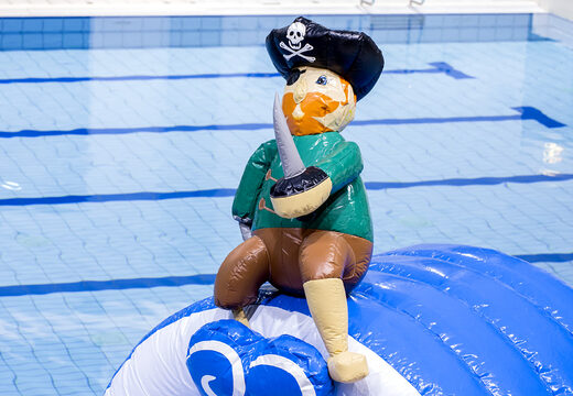 Corsa ad ostacoli corsa pirata in un design unico con divertenti oggetti 3D e non meno di 2 scivoli per grandi e piccini. Acquista ora i percorsi ad ostacoli per piscine gonfiabili online su JB Gonfiabili Italia