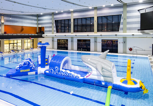 Ordina una corsa ad ostacoli lunga 13 metri con uno squalo in un design unico con divertenti oggetti 3D e non meno di 2 scivoli per grandi e piccini. Acquista ora i percorsi ad ostacoli per piscine gonfiabili online su JB Gonfiabili Italia