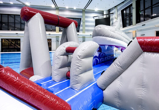 Ordina un'isola di gioco gonfiabile ermetica a tema squalo con una liana, una torre di arrampicata, uno scivolo rotondo e ostacoli per grandi e piccini. Acquista ora giochi gonfiabili in piscina online su JB Gonfiabili Italia