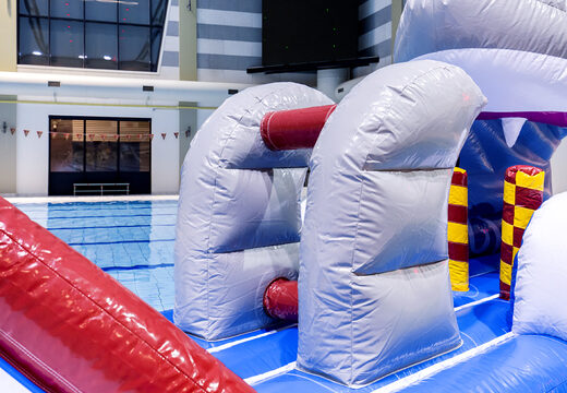 Ordina uno scivolo gonfiabile a tema squalo per grandi e piccini. Acquista ora giochi gonfiabili in piscina online su JB Gonfiabili Italia