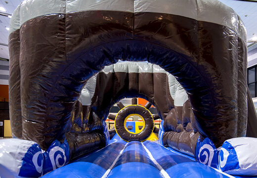 Fantastica isola di gioco a tema pirata con vite, torre rampicante, scivolo rotondo e ostacoli per grandi e piccini. Ordina ora i giochi gonfiabili in piscina online su JB Gonfiabili Italia