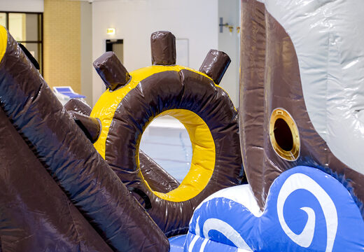 Spettacolare isola di gioco a tema pirata con vite, torre rampicante, scivolo rotondo e ostacoli per grandi e piccini. Acquista ora giochi gonfiabili in piscina online su JB Gonfiabili Italia