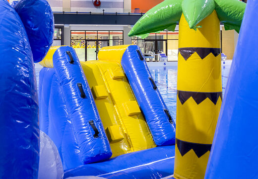 Spettacolare isola di gioco a tema surfista con vite, torre di arrampicata, scivolo rotondo e ostacoli per grandi e piccini. Acquista ora giochi gonfiabili in piscina online su JB Gonfiabili Italia