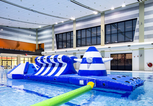 Scivolo avventura in piscina corsa blu/bianco 10 m con ostacoli impegnativi per grandi e piccini. Acquista ora le attrazioni acquatiche gonfiabili online su JB Gonfiabili Italia