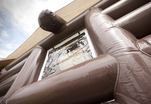 Acquista l'esclusiva capanna Aprés Ski gonfiabile con una dimensione standard di 7 per 5 per 4 metri per grandi e piccini. Ordina ora le attrazioni invernali gonfiabili online su JB Gonfiabili Italia