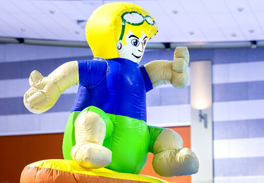 Scivolo gonfiabile in tema surf per grandi e piccini. Acquista ora giochi gonfiabili in piscina online su JB Gonfiabili Italia