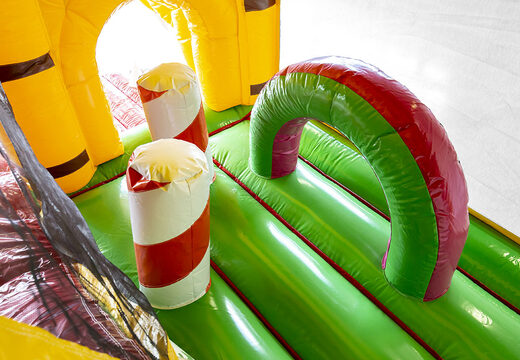 Ordina il castello gonfiabile Jungleworld in un design unico con due ingressi, uno scivolo al centro e oggetti 3D per bambini. Acquista castelli gonfiabili online su JB Gonfiabili Italia