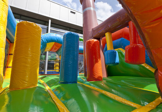 Acquistare un saltarello multiattività gonfiabile, ostacoli e scivolo con il tema Nave Pirata