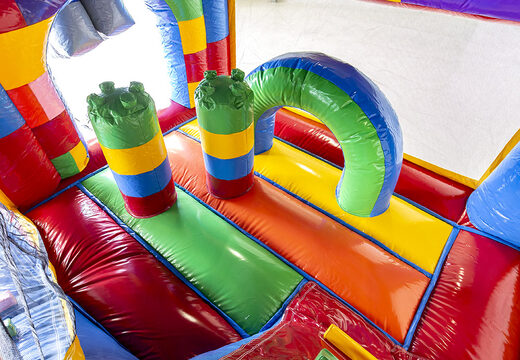 Acquistare un saltarello multiattività gonfiabile con tetto ostacoli e scivolo con il tema Superblocks