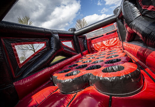 Mega percorso ad ostacoli gonfiabile rosso nero mega alligatore lungo 40 metri. Ordina ora i percorsi ad ostacoli gonfiabili online su JB Gonfiabili Italia