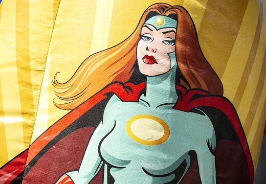 Ordina un mini castello gonfiabile multidivertente con tetto in tema di supereroi per bambini. Acquista il castello gonfiabile online su JB Gonfiabili Italia