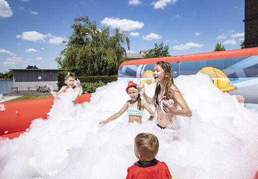 Acquista il gioco gonfiabile con il schiuma e organizza una festa schiuma per bambini con il tema pompieri