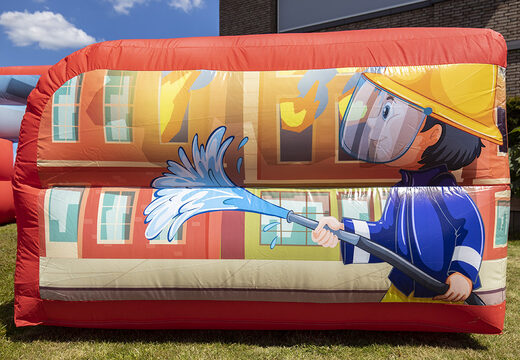 Acquista il gioco gonfiabile con il schiuma e organizza una festa schiuma per bambini con il tema pompieri